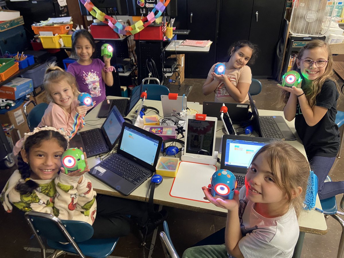 AJennings083's tweet image. Girls Who Code @CochraneRoars met their @WonderWorkshop Dot robots today! #TEACHCODE #JCPSDIGIN