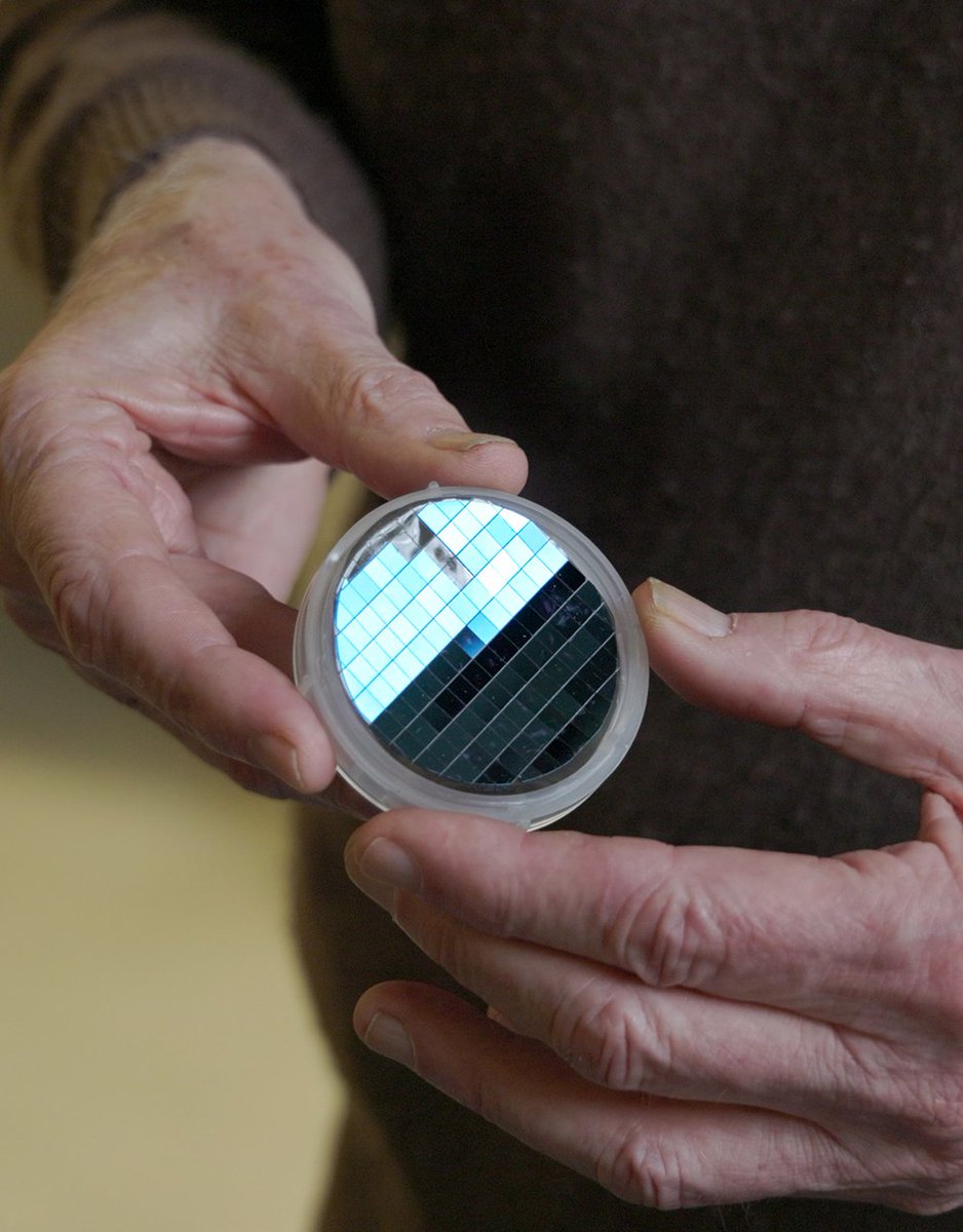 graphergia_eu's tweet image. 🔝 Researchers from @GeorgiaTech have created the world’s first functional semiconductor made from #graphene, a single sheet of carbon atoms held together by the strongest bonds known. 

This means a new way of doing #electronics ➡️ ow.ly/jkY950QpvQA

#GrapheneRevolution