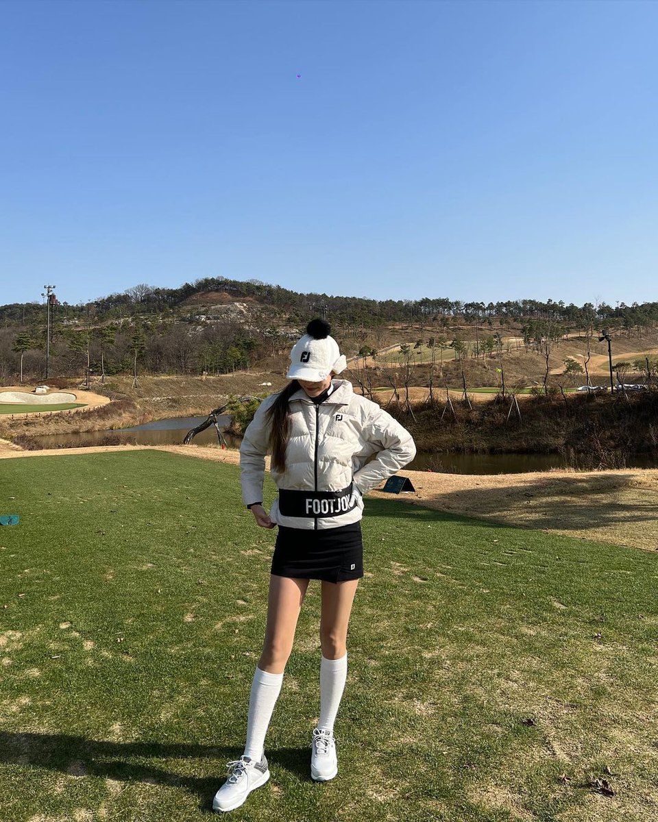 맑은 눈과 적당히 웃는 입, 다리 각도 까지 🤡