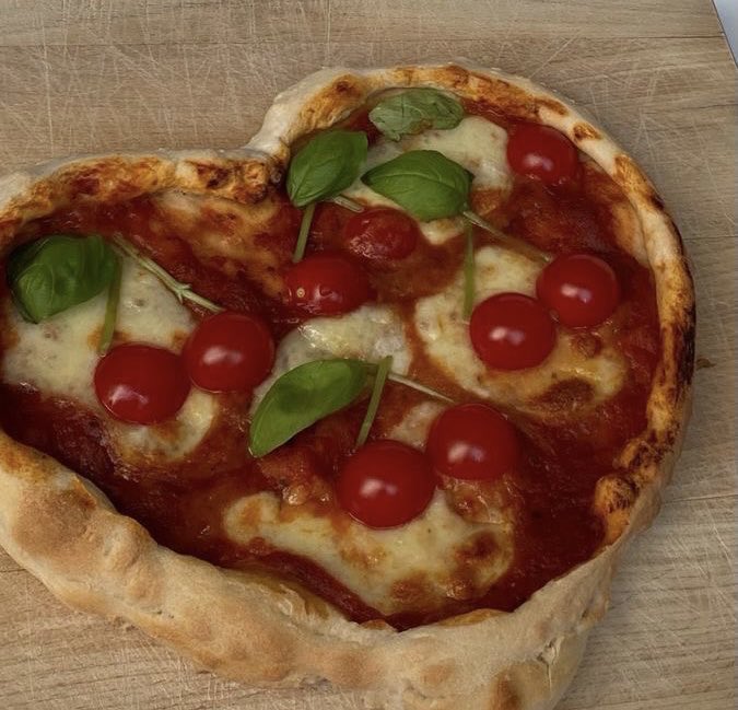 chanelkake's tweet photo. heart-shaped pizza ♡ https://t.co/rYgER8rZUp