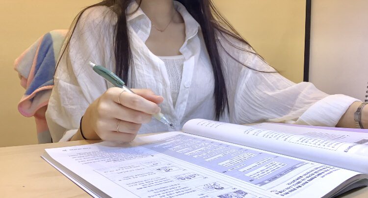 맑은 눈과 적당히 웃는 입, 다리 각도 까지 🤡