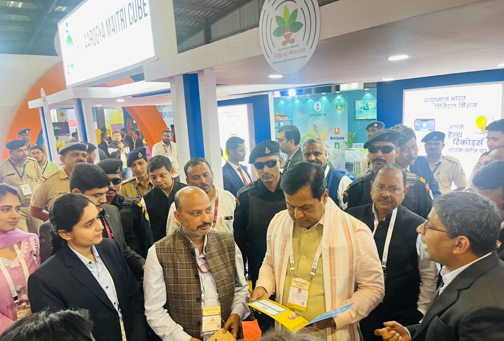 AyushmanNHA's tweet photo. Hon'ble Minister of Ports, Shipping and Waterways, Minister of AYUSH @sarbanandsonwal visited NHA pavilion and interacted with the NHA team at the ongoing @VibrantGujarat Summit 2024 in Gandhinagar, Gujarat.

Sh. @vikrampg, JD, NHA briefed him about the flagship schemes. https://t.co/kWFbw0DKGY