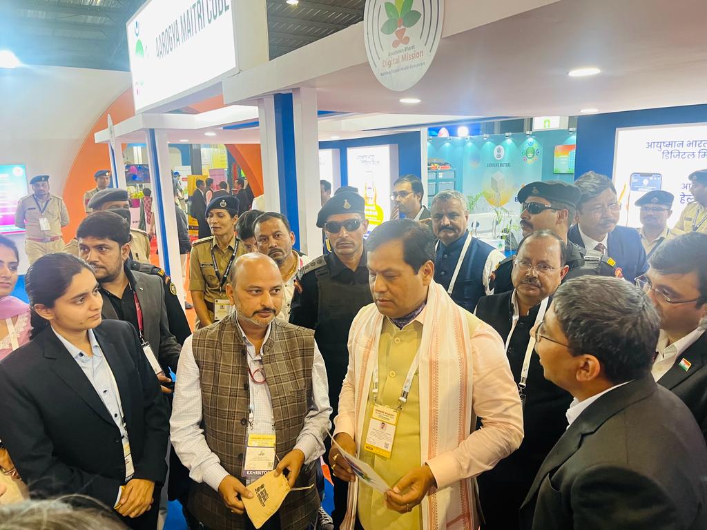AyushmanNHA's tweet photo. Hon'ble Minister of Ports, Shipping and Waterways, Minister of AYUSH @sarbanandsonwal visited NHA pavilion and interacted with the NHA team at the ongoing @VibrantGujarat Summit 2024 in Gandhinagar, Gujarat.

Sh. @vikrampg, JD, NHA briefed him about the flagship schemes. https://t.co/kWFbw0DKGY