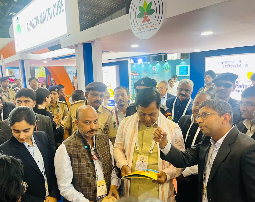 AyushmanNHA's tweet photo. Hon'ble Minister of Ports, Shipping and Waterways, Minister of AYUSH @sarbanandsonwal visited NHA pavilion and interacted with the NHA team at the ongoing @VibrantGujarat Summit 2024 in Gandhinagar, Gujarat.

Sh. @vikrampg, JD, NHA briefed him about the flagship schemes. https://t.co/kWFbw0DKGY