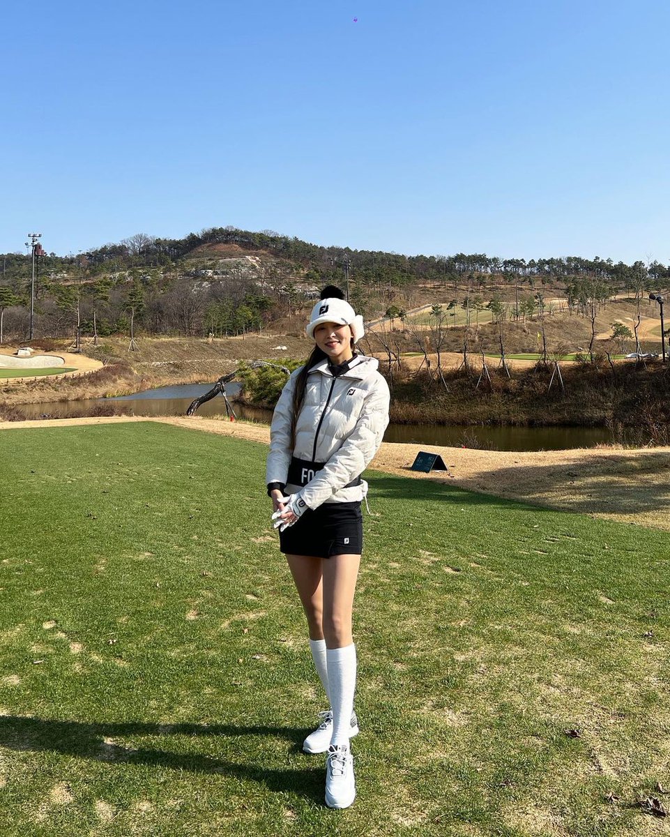 맑은 눈과 적당히 웃는 입, 다리 각도 까지 🤡