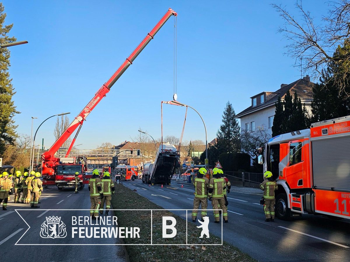Berliner_Fw's tweet photo. Update:
26 Kräfte der @Berliner_Fw waren 2 h am Ort tätig. Mit #KW30 und #RW3 wurde der Anhänger wieder auf die Räder gestellt. Kein Gefahrgut ausgetreten. Einsatz beendet. Die weitere Bergung übernimmt ein Havariedienst. https://t.co/wau0chT3FA