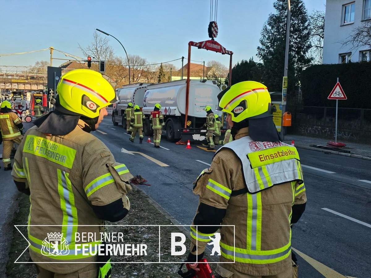 Berliner_Fw's tweet photo. Update:
26 Kräfte der @Berliner_Fw waren 2 h am Ort tätig. Mit #KW30 und #RW3 wurde der Anhänger wieder auf die Räder gestellt. Kein Gefahrgut ausgetreten. Einsatz beendet. Die weitere Bergung übernimmt ein Havariedienst. https://t.co/wau0chT3FA