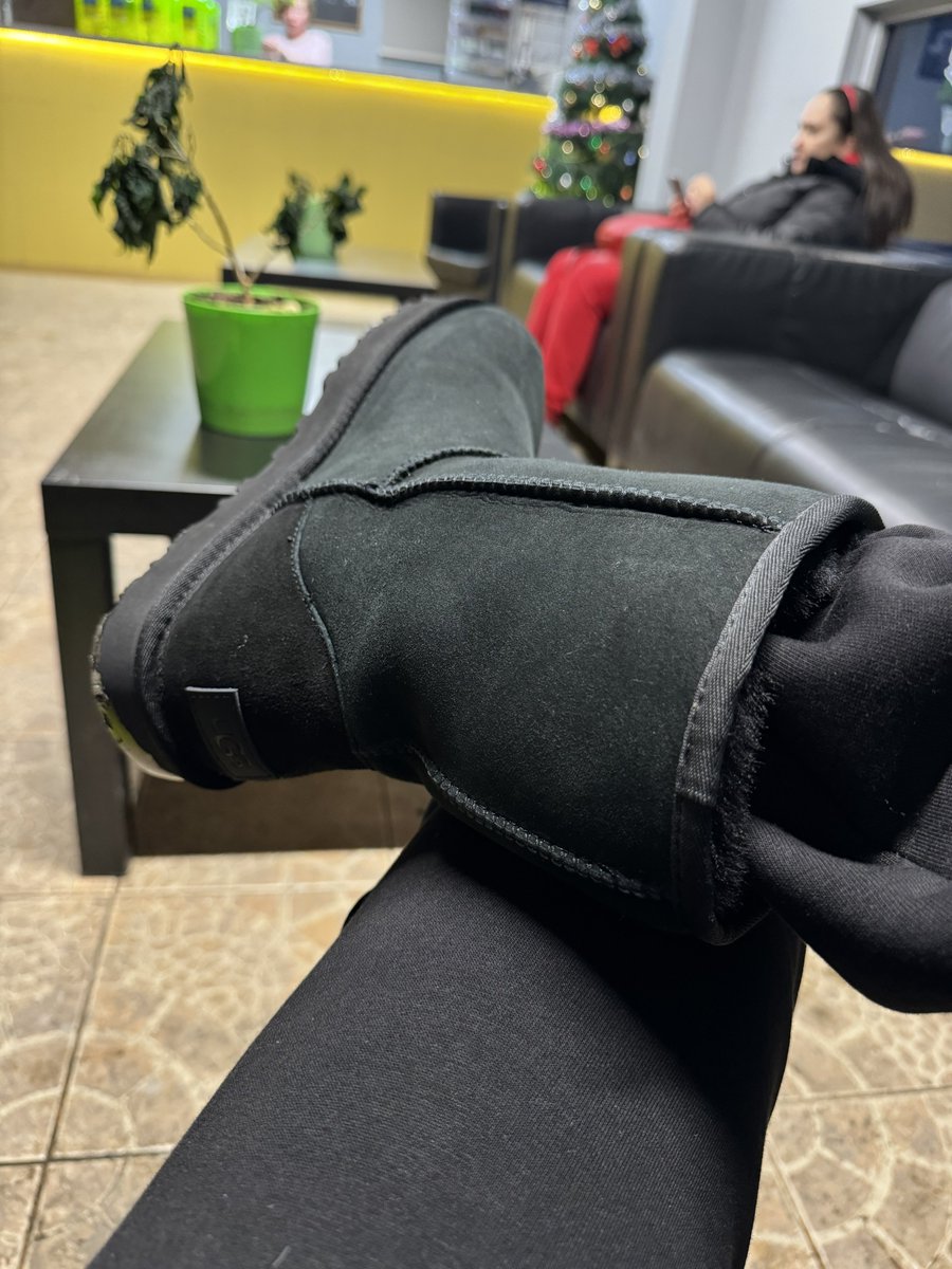 novmax's tweet photo. Когда ты «старый» пенёк и покупаешь себе валенки #ugg https://t.co/8LyLTGhkOA