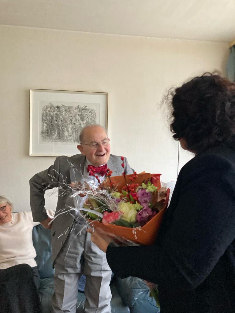 Rob Berkovits, 96 jaar en #taalvrijwilliger bij <a href="/zorgzaam_010/">Zorgzaam010</a>. Wethouder <a href="/NatashaHoesein/">Natasha Mohamed-Hoesein</a> bedankte hem voor zijn geweldige inzet met een certificaat en bloemen.

zorgzaam010.nl/inspiratie/rob…