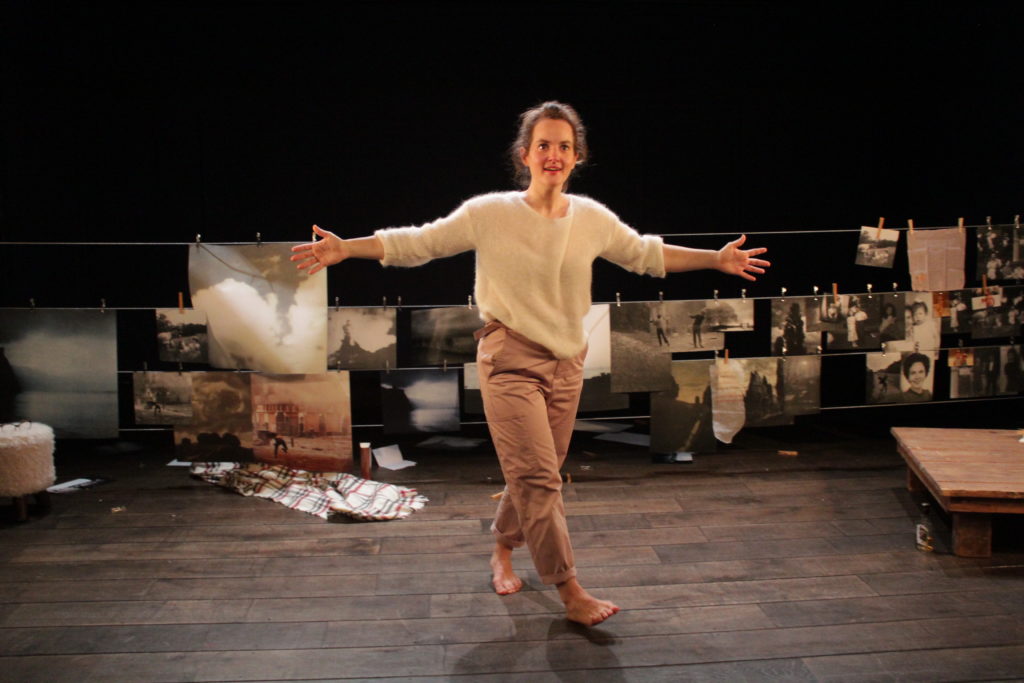 delibere's tweet photo. #theatre An Irish Story: dans sa quête des origines, Kelly Rivière passe sans cesse d’une langue à l’autre et brouille les repères, comme si les barrières linguistiques étaient emportées par le flux de son histoire. Au @Belleville_TDB jusqu'au 30 janvier https://t.co/Um5dTwK2wg https://t.co/sLHwwU3ueM