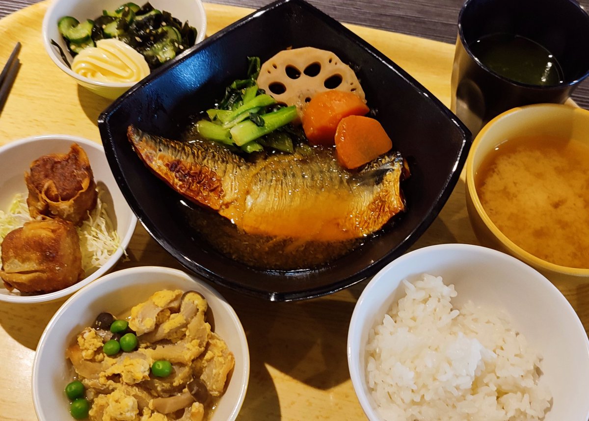 Meshiperrorist's tweet photo. 塩さぱのゆず餡掛け
キュウリとわかめの酢の物
揚げ焼売
ちくわとしめじの玉子とじ
小鉢選びきれず3つとも採用です(笑)
#2品足したら豪華ランチに変身
#和食って素晴らしい https://t.co/c4HoVHZRX5