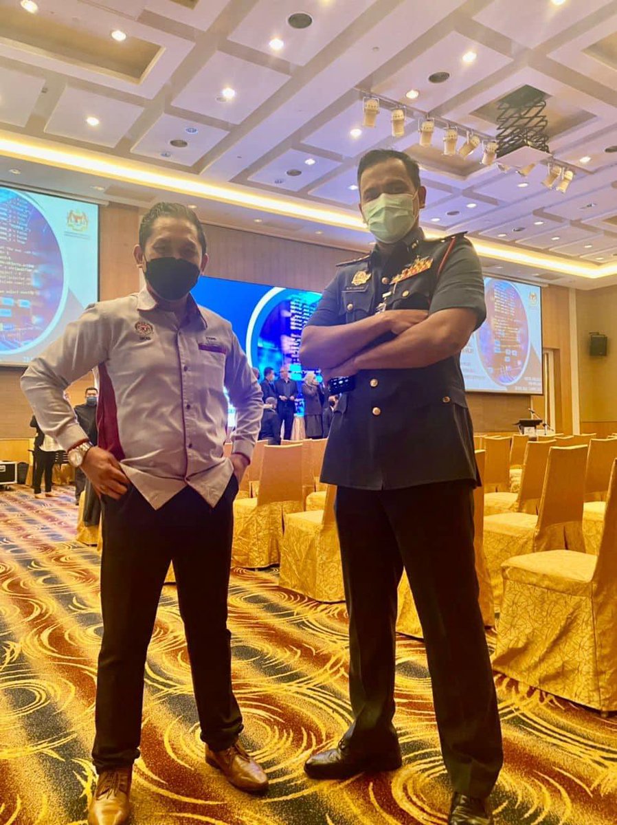 MYusrieShafie's tweet photo. TAHNIAH YBHG. DATO’ ATAS PERLANTIKAN SEBAGAI KETUA PENGARAH BOMBA YANG BARU
Ada la bergambar kenangan bersama semasa sesi value management lab pada tahun 2022 lepas… https://t.co/v0X7Bi0Mpt