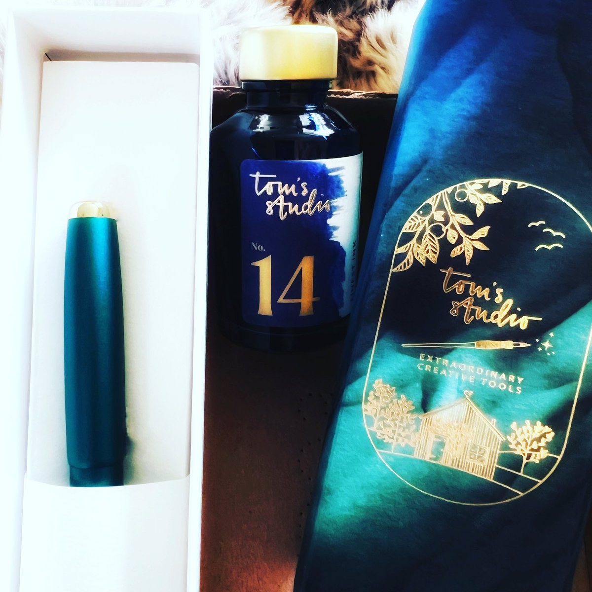 beeeze's tweet photo. My Christmas present has arrived. I am in love.
Thank you @tomsstudio it is just beautiful 💕
#fountainpen #tomsstudio #beautiful #writingtools #blueblack #marianasink #finenib #ivy #studiopen https://t.co/jwxLcELA3v