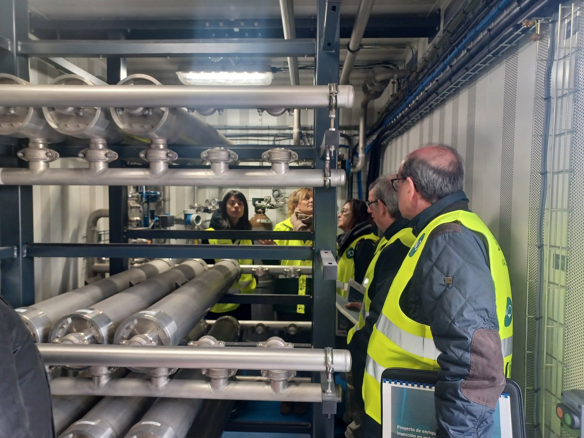 cresidusvo's tweet photo. Tècnics de @IDAEenergia han visitat la planta #BioVO acompanyats per tècnics i responsables del projecte del @cresidusvo i @consorcibesos
Han pogut conèixer la instal.lació que permet convertir el #biogàs en #biometà que s’injecta a la xarxa @nedgia
https://t.co/DEDi09HkjB https://t.co/9y0QZDvtFP
