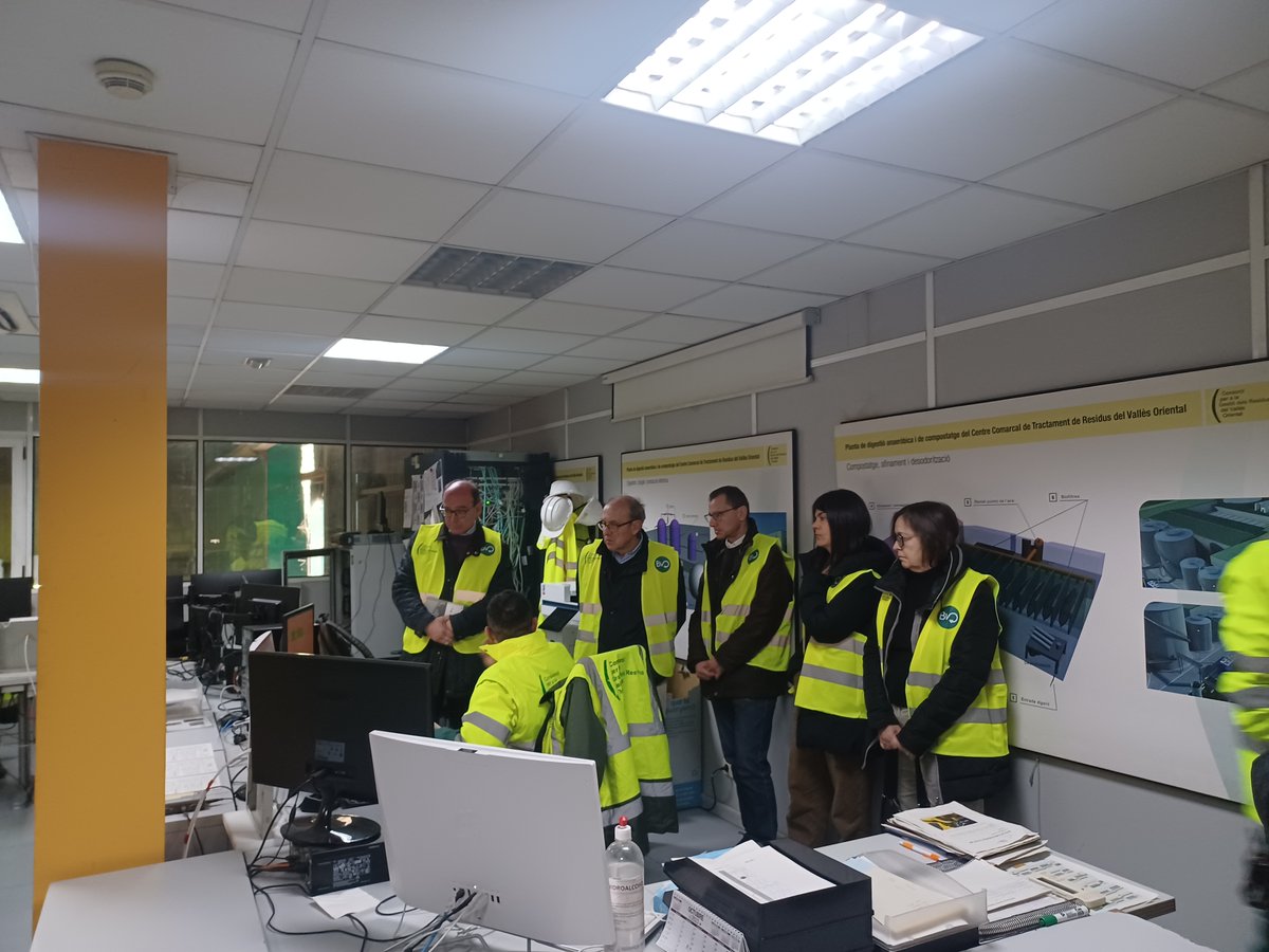 cresidusvo's tweet photo. Tècnics de @IDAEenergia han visitat la planta #BioVO acompanyats per tècnics i responsables del projecte del @cresidusvo i @consorcibesos
Han pogut conèixer la instal.lació que permet convertir el #biogàs en #biometà que s’injecta a la xarxa @nedgia
https://t.co/DEDi09HkjB https://t.co/9y0QZDvtFP