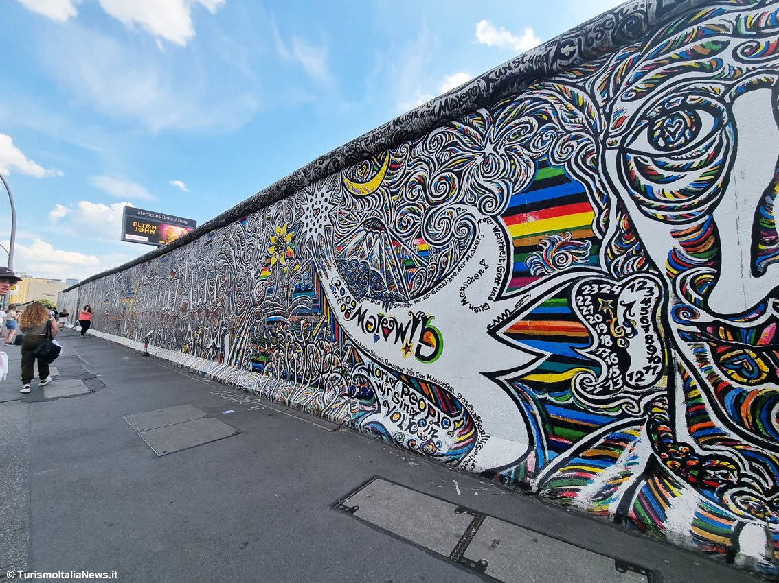 TurismoItaliaNw's tweet photo. E’ stato un evento epocale: ricorrono i 35 anni dalla caduta del Muro di Berlino, a piedi o in bicicletta sulle tracce della divisione più odiata  
Leggi la notizia https://t.co/1xhdrSSKgp 

#germania2024 #germany #murodiberlino #35anni #turismo #visitberlin https://t.co/09GZySMgib