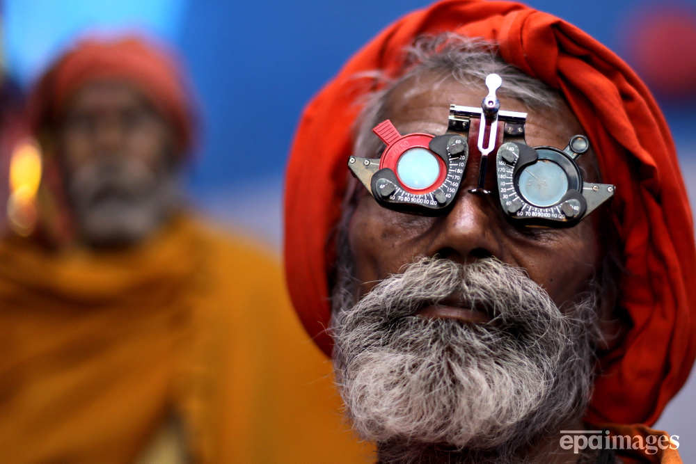 EPA_Images's tweet photo. An Indian devotee has his eyes checked during check ups at Babughat transit camp as he heads towards Ganga Sagar Island ahead of Ganga Sagar annual fair in Kolkata, Eastern India 10 January 2024. 📸 EPA / Piyal Adhikary

#India #GangaSagarFair https://t.co/lMRREBxz3R