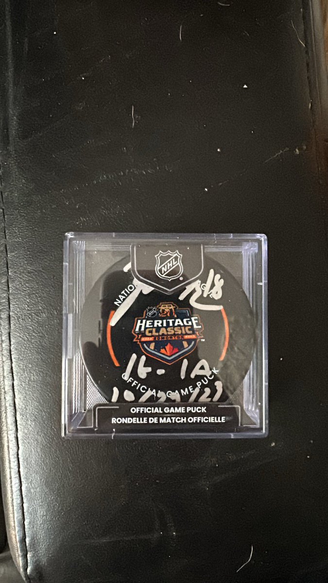 RussJerichoArt's tweet photo. It’s here and it’s beautiful! My signed Zach Hyman #HeritageClassic🍁 puck arrived with me safely in the UK this morning. Came super quick, too! Shipped on Monday via @UPS and arrived within 48hrs! Wow! 🤩

#LetsGoOilers 💙🧡🤍🏒🥅🚨🇨🇦🇨🇦🇨🇦

#NHLAllStarVote @ZachHyman https://t.co/PJDseOLy1t