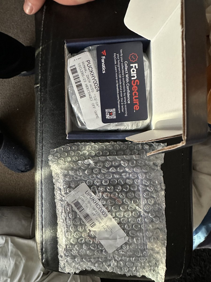 RussJerichoArt's tweet photo. It’s here and it’s beautiful! My signed Zach Hyman #HeritageClassic🍁 puck arrived with me safely in the UK this morning. Came super quick, too! Shipped on Monday via @UPS and arrived within 48hrs! Wow! 🤩

#LetsGoOilers 💙🧡🤍🏒🥅🚨🇨🇦🇨🇦🇨🇦

#NHLAllStarVote @ZachHyman https://t.co/PJDseOLy1t