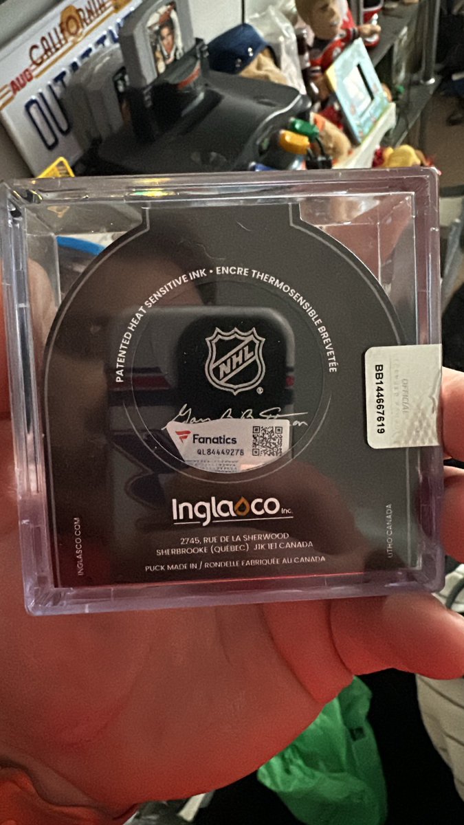 RussJerichoArt's tweet photo. It’s here and it’s beautiful! My signed Zach Hyman #HeritageClassic🍁 puck arrived with me safely in the UK this morning. Came super quick, too! Shipped on Monday via @UPS and arrived within 48hrs! Wow! 🤩

#LetsGoOilers 💙🧡🤍🏒🥅🚨🇨🇦🇨🇦🇨🇦

#NHLAllStarVote @ZachHyman https://t.co/PJDseOLy1t