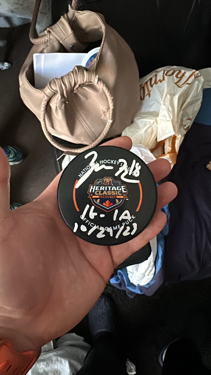 RussJerichoArt's tweet photo. It’s here and it’s beautiful! My signed Zach Hyman #HeritageClassic🍁 puck arrived with me safely in the UK this morning. Came super quick, too! Shipped on Monday via @UPS and arrived within 48hrs! Wow! 🤩

#LetsGoOilers 💙🧡🤍🏒🥅🚨🇨🇦🇨🇦🇨🇦

#NHLAllStarVote @ZachHyman https://t.co/PJDseOLy1t
