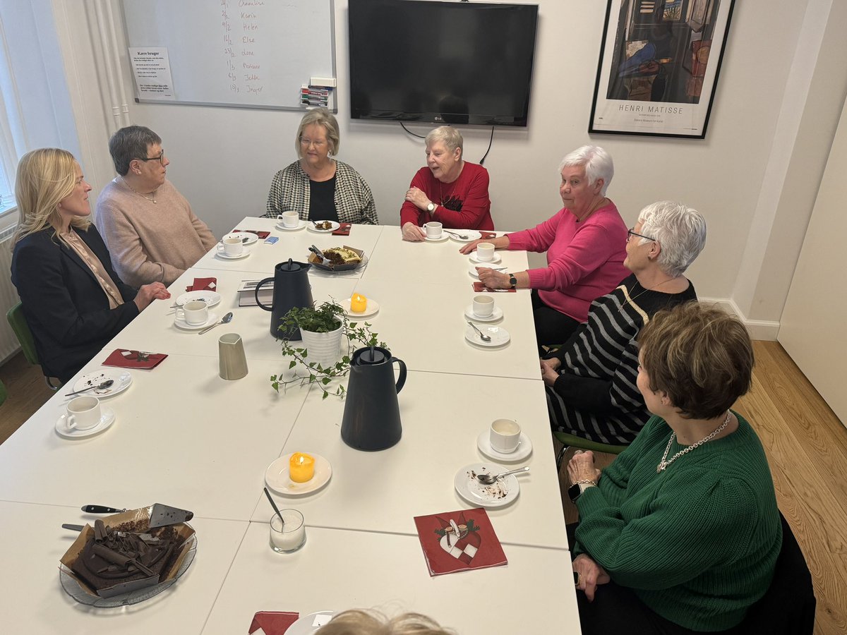 MtnTeit's tweet photo. Den hyggelige #onsdagsklubben i Holmbladsgade, @aeldresagen 2300, fik i dag fint besøg af ældreminister Mette Kierkgaard - der havde kage med👍. God snak om værdien af at ha’ et netværk, nogen at mødes jævnligt med https://t.co/1ItU86ViYZ