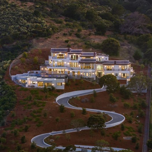 The Skyward Retreat: A Modern Hilltop Mansion with Unparalleled Views in Hillsborough, California Asking for $32,000,000
#home