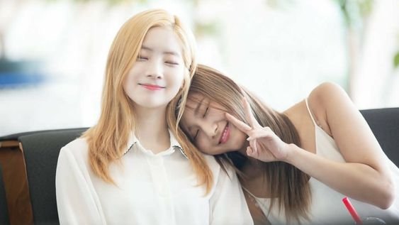 damsunjungsaida's tweet photo. #saida au // pain in its seventh level

I hold on to the one thing that makes it all seem worth it—love.

And... love?

That's Sana.

==

An AU where Dahyun fights cancer in secrecy, unaware that Sana will end their relationship in the coming days. https://t.co/M41k4AleNR