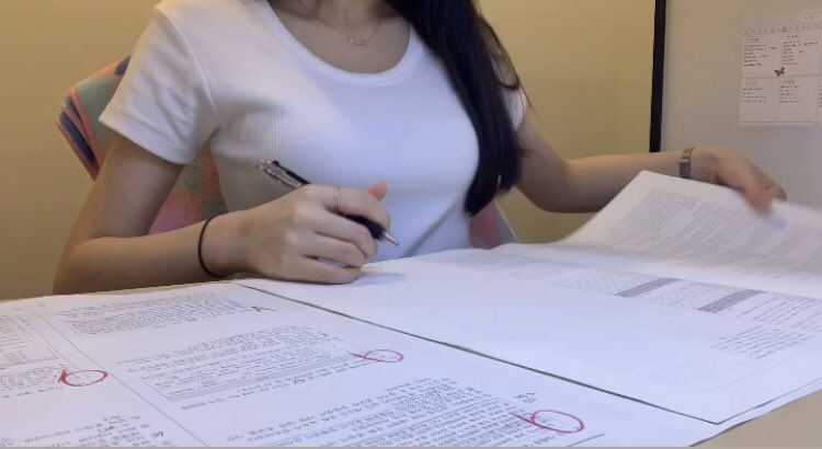 맑은 눈과 적당히 웃는 입, 다리 각도 까지 🤡