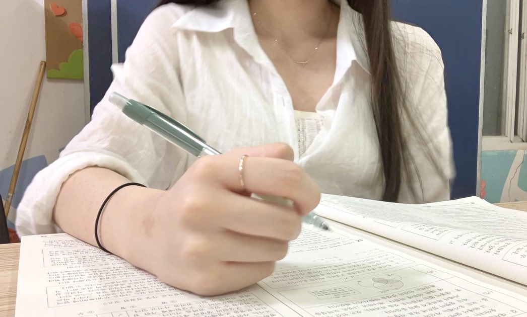 사실 목적지는 문제가 아니었다. 진짜 욕망은 떠나는 것이었다. 그가 결론을 내린 대로 이 세상 바깥이기만 한다면 어디로라도 떠나는 것이었다.