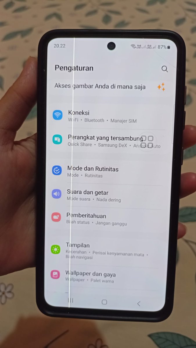 FaniaSarah's tweet photo. @samsungID kenapa ya abis update software S21 FE malah layar jadi garis gini. https://t.co/lybMxQUZ6d