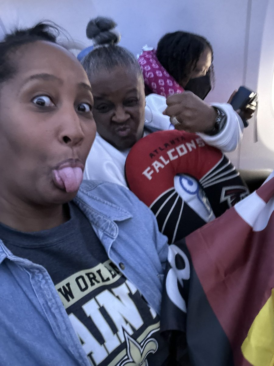 SoccerMomNo's tweet photo. @Justin_FOX5 I  🦅❤️🖤 was sitting next to April ⚜️💛🖤 on the plane. WE were cutting up but ALL in Love 🫶🏾.  She &amp; My Friend Vito were in a Friendly Rivalry Dispute! 😆 We kept in touch All weekend and wished each other Safe Travels! It’s safe to say she’s my ‘NEW-AWLINS’ Frennn! ☝🏾💪🏾😂😅 https://t.co/nAUNopiOjf