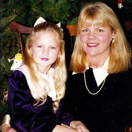 taylorstribe__'s tweet photo. Happy Birthday, Mama Swift✨
“My mom’s my best friend, I’m obsessed with my mom.” - @taylorswift13
#swifties #mamaswift #happybirthday #andreaswift #TaylorSwift https://t.co/VCPQEaauNM