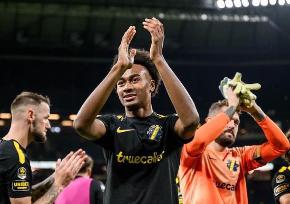 FabrizioRomano's tweet image. 🔴🇸🇪 Excl: Bayern first official bid to sign 16-year old striker Jonah Kusi-Asare has been rejected by AIK Solna.

€4m proposal still not enough to agree with AIK as they want around €6m fee to make the deal happen.

PSV Eindhoven, Club Brugge and more clubs can enter the race.