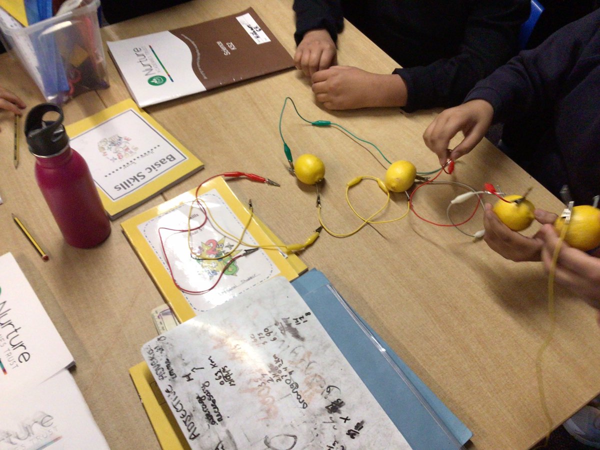 Byronprimarysch's tweet photo. 6R have been learning about batteries. Did you know that lemons produce a small voltage and can be used as batteries?
#ByronSCIENCE #ByronSTEM https://t.co/aystHSzWYV