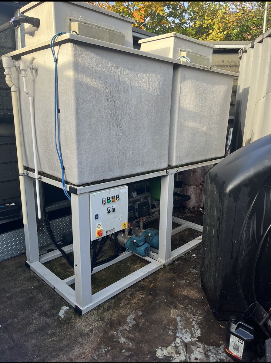 Flowmechltd's tweet image. FMP Project team carry out a booster replacement at a large fast food restaurant live, with happy customers enjoying their meals unaware #Flowmechltd #WednesdayMotivation #teamwork