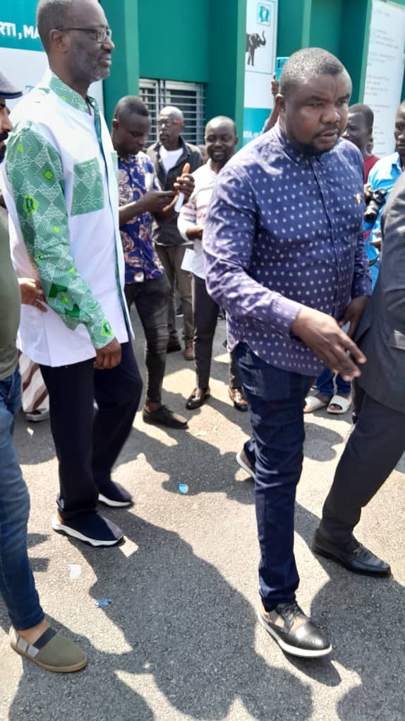 hamedribahfofan's tweet photo. #PDCI #CIV225 #realpolitik225
Le président @TidjaneThiamC a été au siège de son parti pour encourager le personnel qui est a la tâche pour l'enrôlement des Ivoiriens. https://t.co/3jIziczJPp