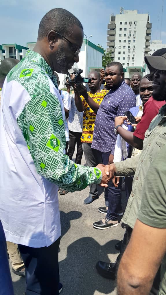 hamedribahfofan's tweet photo. #PDCI #CIV225 #realpolitik225
Le président @TidjaneThiamC a été au siège de son parti pour encourager le personnel qui est a la tâche pour l'enrôlement des Ivoiriens. https://t.co/3jIziczJPp