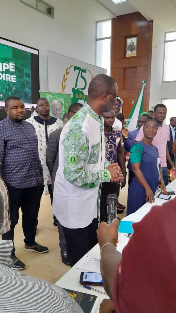 hamedribahfofan's tweet photo. #PDCI #CIV225 #realpolitik225
Le président @TidjaneThiamC a été au siège de son parti pour encourager le personnel qui est a la tâche pour l'enrôlement des Ivoiriens. https://t.co/3jIziczJPp