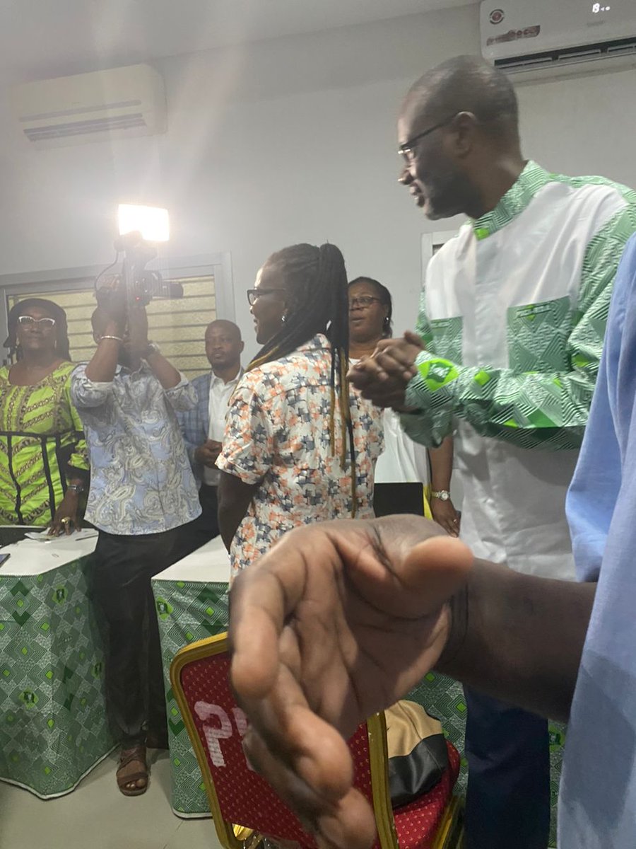 hamedribahfofan's tweet photo. #PDCI #CIV225 #realpolitik225
Le président @TidjaneThiamC a été au siège de son parti pour encourager le personnel qui est a la tâche pour l'enrôlement des Ivoiriens. https://t.co/3jIziczJPp
