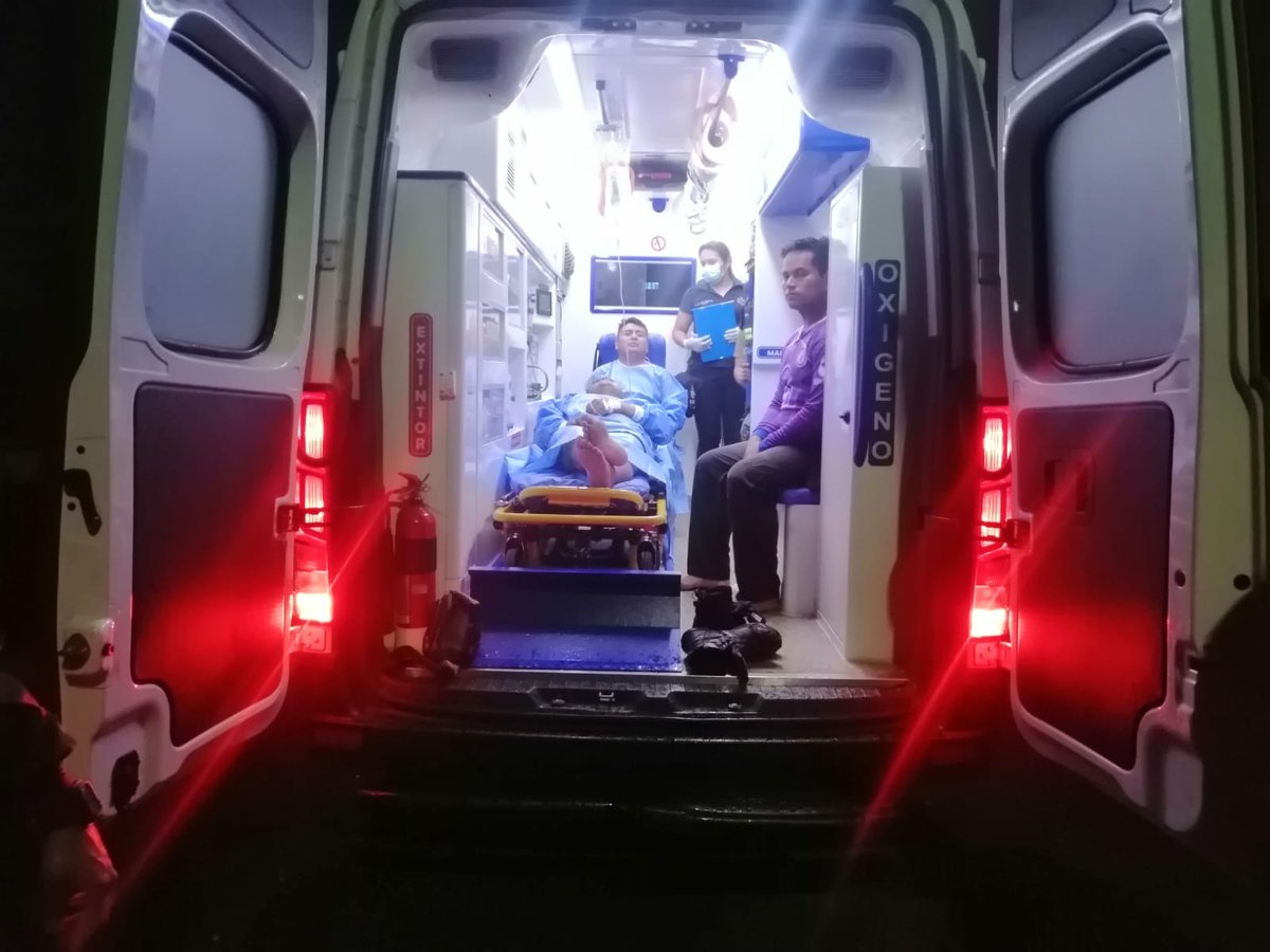 FFAAECUADOR's tweet photo. #ElOro 

En cumplimiento al Decreto Ejecutivo N. 111 se realizaron allanamientos en Puerto Bolívar, donde se liberó a tres servidores policiales y se aprehendió a ocho terroristas que tenían en su poder alimentadoras, municiones, motocicletas y embarcaciones reportadas. https://t.co/mTTm0hfHZ3