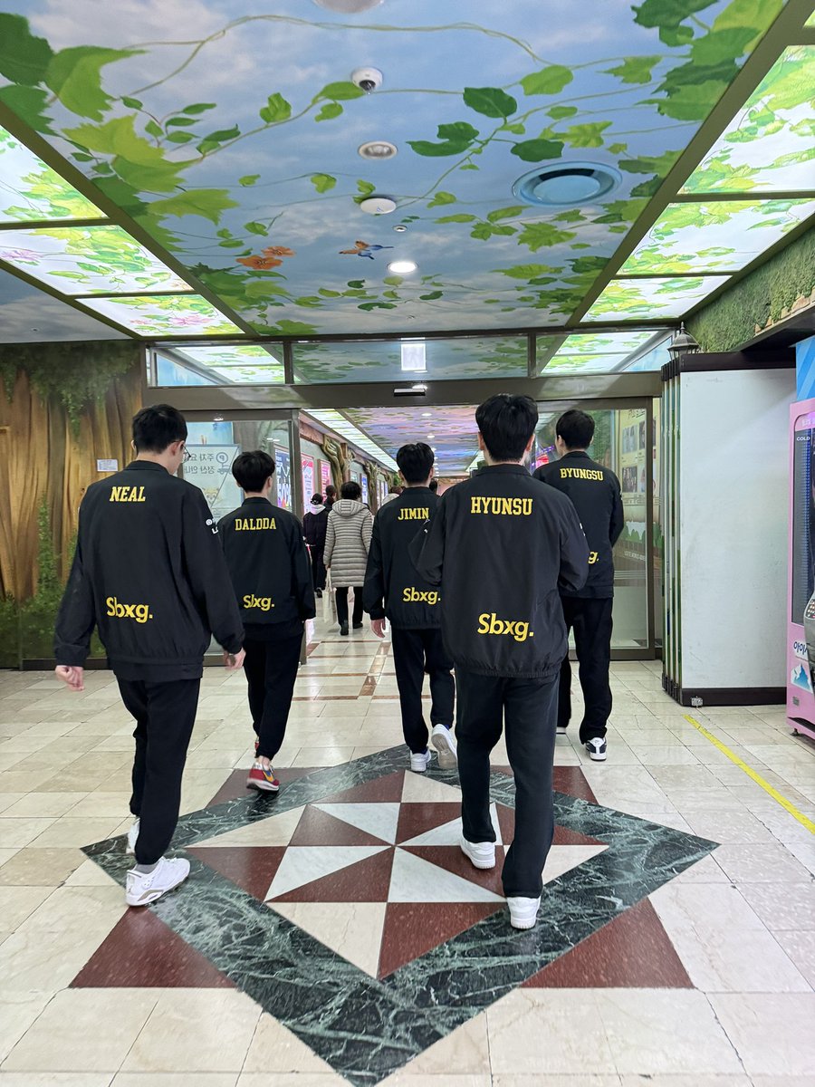 BNKFEARXLoL's tweet photo. @down_up17 근황 대신 결승전으로 향하는 카트팀 사진 드립니다🦊 https://t.co/Ew2rfMv3H7
