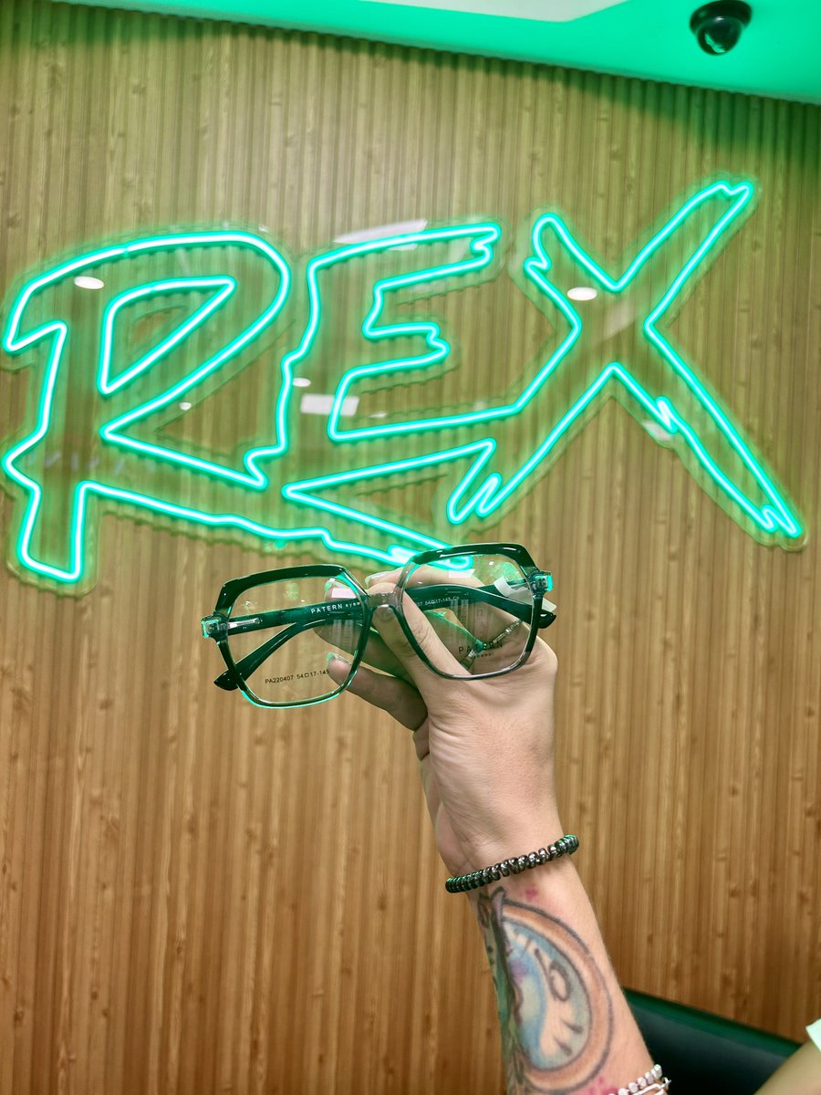 cokastar's tweet photo. Hey, si aún no han ido a hacer sus nuevos lentes les recomiendo ir a #Optirex 🤓👌🏼
Los que yo escogí, se salen totalmente de mi zona de confort 🫣 pero no de presupuesto 💸
Y si van con mi código de descuento #CokaRex tienen -20% en lentes completos (aros y receta) 👌🏼✨ hasta el 29 de Febrero! (También incluye lentes de sol)
Sucursales en Calle 50, Marañon y El Dorado 🤓 https://t.co/0RyIRJVAE0
Rt para que más personas tengan este datazo! ✨🤘🏼