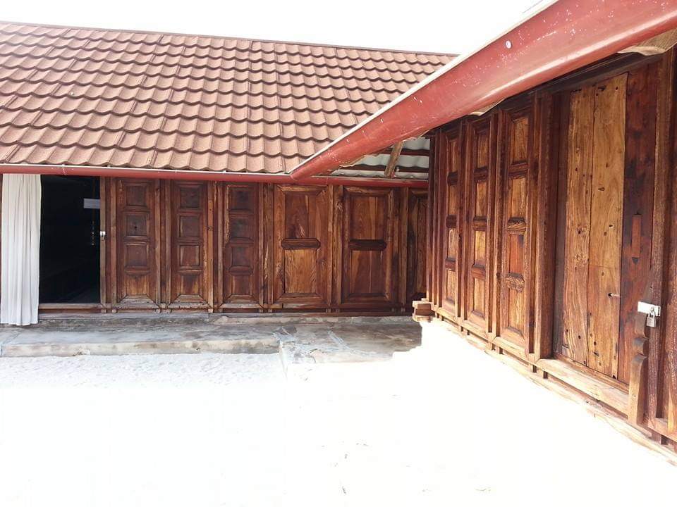 Utheemu Ganduvaru is the wooden palace in which Sultan Mohamed Thakurufaanu lived and grew up. It is well preserved and evokes more than any other existing building in the Maldives, the lifestyle of the rich, centuries ago.
#WorldsLeadingDestination2023
#VisitMaldives 🌅🏖️🏝️🏄‍♂️