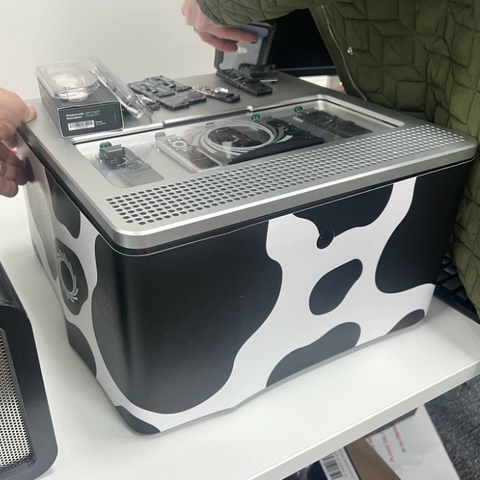 nanopore's tweet photo. New #GridION skin wrapped & ready for #PAG31!
We have a few spare. If you’re at PAG, come chat with the team — or like & comment below with a photo of you, your GridION & your best cow pun — for a chance to win.
Mooooove quickly as we only have a limited number. 🐄 (*1/2) https://t.co/OMQ79kTiov