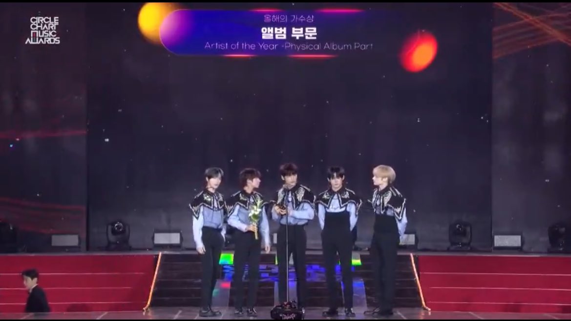 TXT_STREAM's tweet photo. 🏆 투모로우바이투게더 써클차트 올해의 가수상 앨범부문 수상 🏆

🌟 투모로우바이투게더의 써클차트 올해의 가수상 앨범부문 수상을 축하합니다 

🔽 아래 해시태그를 이용해 수상을 축하해 주세요 🔽

#23년의_가수_빛나는_투바투 https://t.co/xJd41LBytZ