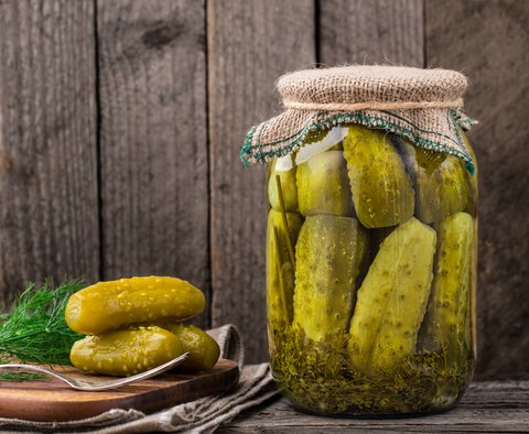 LoriShemek's tweet photo. Like Pickles?  Pickles Help Promote Gut Health. 

Naturally fermented in pure, high mineral salt water brine. Probiotic pickles are loaded with 13 billion CFUs of lactobacillus per serving. These probiotics are powerful for maintaining a balanced gut microbiome.

Be sure you choose those in brine (refrigerated section) vs those in vinegar (shelf stable).