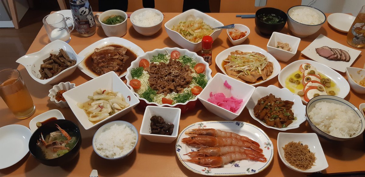 1212reia810's tweet photo. 今夜の #夕飯🍴赤えびのお刺身🦐&amp;鶏むねチャーシュー&amp;豚肉の甘辛焼き&amp;渡り蟹の味噌汁🦀+もずくスープ&amp;残り物達～🥰年末から剥げかけていた左足の親指の爪😣剥げそうにないなぁ…って思っていたら爪が白くなってきて怪しい感じに💦きゃー😱剥げないでぇ～😭お願いーっ🙏
#おうちごはん
#お腹ペコリン部 https://t.co/N695bEhBBl