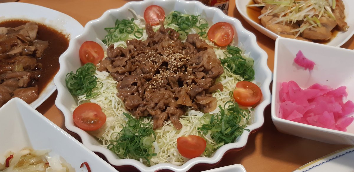 1212reia810's tweet photo. 今夜の #夕飯🍴赤えびのお刺身🦐&amp;鶏むねチャーシュー&amp;豚肉の甘辛焼き&amp;渡り蟹の味噌汁🦀+もずくスープ&amp;残り物達～🥰年末から剥げかけていた左足の親指の爪😣剥げそうにないなぁ…って思っていたら爪が白くなってきて怪しい感じに💦きゃー😱剥げないでぇ～😭お願いーっ🙏
#おうちごはん
#お腹ペコリン部 https://t.co/N695bEhBBl