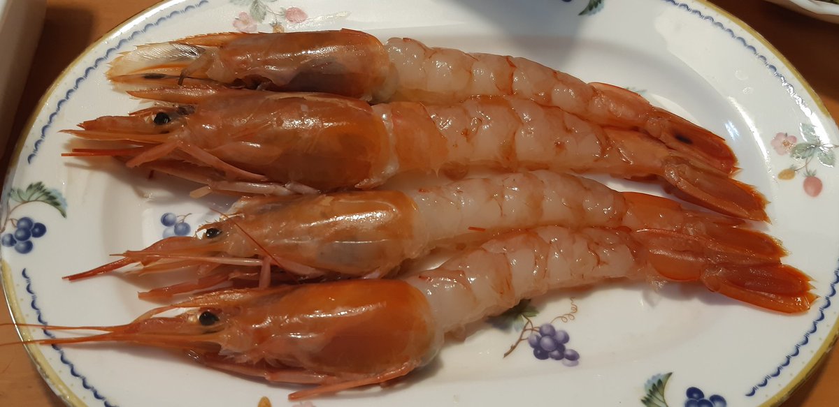 1212reia810's tweet photo. 今夜の #夕飯🍴赤えびのお刺身🦐&amp;鶏むねチャーシュー&amp;豚肉の甘辛焼き&amp;渡り蟹の味噌汁🦀+もずくスープ&amp;残り物達～🥰年末から剥げかけていた左足の親指の爪😣剥げそうにないなぁ…って思っていたら爪が白くなってきて怪しい感じに💦きゃー😱剥げないでぇ～😭お願いーっ🙏
#おうちごはん
#お腹ペコリン部 https://t.co/N695bEhBBl